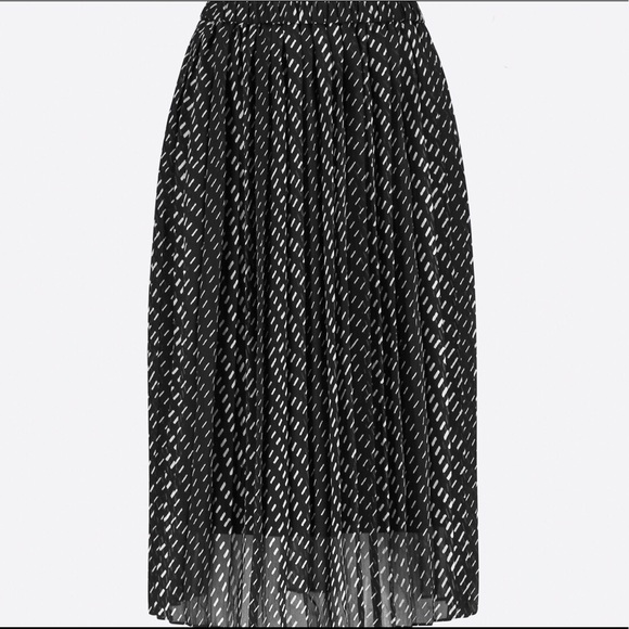 Uniqlo Dresses & Skirts - Uniqlo pleated midi skirt